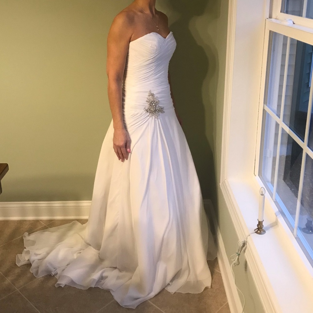 BEAUTIFUL unworn wedding gown